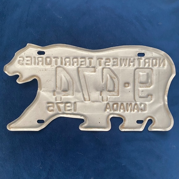1975 VINTAGE NORTHWEST TERRITORIES CANADA BEAR LICENSE PLATE [9-474] - Picture 2 of 2